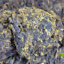 Load image into Gallery viewer, 2018 CNNP Liu Bao "Da Shu Jin Hua Zhuan - Te Ji" (Big Tree Golden Flower Brick - Supre Grade - Aged from 2016) Liu Pao, 1000g/Brick Dark Tea,  Wuzhou, Guangxi