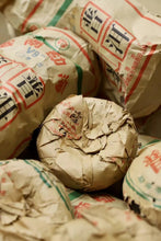 Charger l'image dans la galerie, 2005 DaYi "V93" (1st Batch 501 - Ten Years Sharpen One Sword) Tuo 250g Puerh Shou Cha Ripe Tea