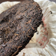 Load image into Gallery viewer, 2002 CNNP Puerh "7572 - Lv Yin" (Green Mark) Cake 357g Puerh Shou Cha Ripe Tea