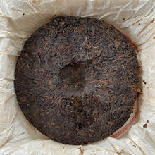 Load image into Gallery viewer, 2002 CNNP Puerh "7572 - Lv Yin" (Green Mark) Cake 357g Puerh Shou Cha Ripe Tea