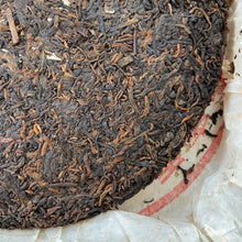 Load image into Gallery viewer, 2002 CNNP Puerh "7572 - Lv Yin" (Green Mark) Cake 357g Puerh Shou Cha Ripe Tea