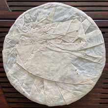 Charger l'image dans la galerie, 2004 XiaGuan "Song He Tie Bing" (Pine & Crane Iron Cake ) 357g Puerh Raw Tea Sheng Cha