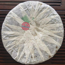 Charger l'image dans la galerie, 2006 CNNP Puerh "8001 - Jing Mai Gu Shu" (8001 - Jingmai Old Tree) Cake 380g Puerh Sheng Cha Raw Tea