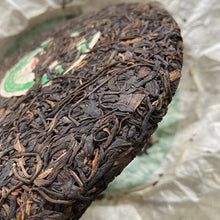 Charger l'image dans la galerie, 2006 CNNP Puerh "8001 - Jing Mai Gu Shu" (8001 - Jingmai Old Tree) Cake 380g Puerh Sheng Cha Raw Tea