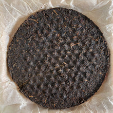 Laden Sie das Bild in den Galerie-Viewer, 2006 XiaGuan "T8653" Iron Cake 357g Puerh Raw Tea Sheng Cha