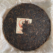 Laden Sie das Bild in den Galerie-Viewer, 2006 XiaGuan "T8653" Iron Cake 357g Puerh Raw Tea Sheng Cha