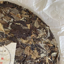 Charger l'image dans la galerie, 2017 YueTai "Lao Bai Cha - Bai Mu Dan" (Aged White Tea - White Peony) Cake 300g Fuding BaiCha, Fujian Province.