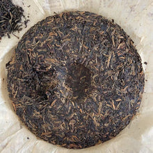 Load image into Gallery viewer, 2005 LiuDaChaShan "Bu Lang Shan - Ye Sheng Cha - Te Ji" (Bulang Mountain - Wild Tea - Special Grade) Cake 357g Puerh Raw Tea Sheng Cha, Menghai.
