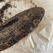Load image into Gallery viewer, 2005 LiuDaChaShan "Bu Lang Shan - Ye Sheng Cha - Te Ji" (Bulang Mountain - Wild Tea - Special Grade) Cake 357g Puerh Raw Tea Sheng Cha, Menghai.
