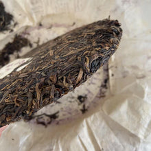 Load image into Gallery viewer, 2005 LiuDaChaShan "Bu Lang Shan - Ye Sheng Cha - Te Ji" (Bulang Mountain - Wild Tea - Special Grade) Cake 357g Puerh Raw Tea Sheng Cha, Menghai.
