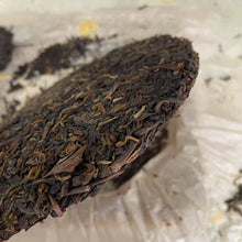 Charger l'image dans la galerie, 2004 ChangTai "Cha Pin Tian Xia - Jing Mai" (Jingmai Wild Tea) Cake 400g Puerh Raw Tea Sheng Cha