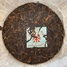 Load image into Gallery viewer, 2006 FuHai "Nan Nuo Shan - Ye Sheng - Da Shu" (NanNuo Mountain - Wild - Big Tree) Cake 357g Puerh Raw Tea Sheng Cha