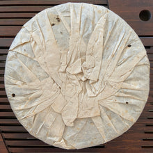 Charger l'image dans la galerie, 2004 ChunHai "Meng Hai Kong Que" (Menghai Peacock) Cake 357g Puerh Sheng Cha Raw Tea