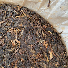 Load image into Gallery viewer, 2004 ChunHai &quot;Meng Hai Kong Que&quot; (Menghai Peacock) Cake 357g Puerh Sheng Cha Raw Tea