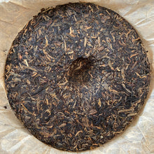 Load image into Gallery viewer, 2004 ShuangXiong &quot;Ban Zhang - Ming Qian Ya&quot; (Banzhang - Early Spring Bud) Cake 357g Puerh Raw Tea Sheng Cha