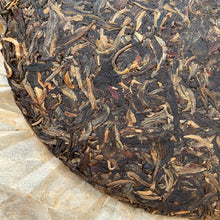 Charger l'image dans la galerie, 2004 ShuangXiong "Ban Zhang - Ming Qian Ya" (Banzhang - Early Spring Bud) Cake 357g Puerh Raw Tea Sheng Cha