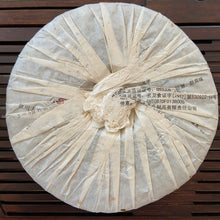 Charger l'image dans la galerie, 2009 JiaMing "Ming Qian Yin Hao - Bai Ying Shan - Lin Cang" (Early Spring Silver Hair - Baiying Mountain - Lincang) Cake 357g Puerh Raw Tea Sheng Cha