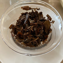 Charger l'image dans la galerie, 2009 JiaMing "Ming Qian Yin Hao - Bai Ying Shan - Lin Cang" (Early Spring Silver Hair - Baiying Mountain - Lincang) Cake 357g Puerh Raw Tea Sheng Cha