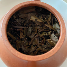 Charger l'image dans la galerie, 2004 ShuangXiong "Ban Zhang - Ming Qian Ya" (Banzhang - Early Spring Bud) Cake 357g Puerh Raw Tea Sheng Cha