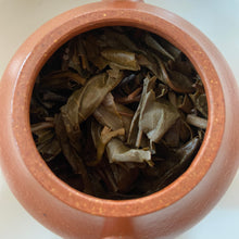 Load image into Gallery viewer, 2004 ChunHai &quot;Meng Hai Kong Que&quot; (Menghai Peacock) Cake 357g Puerh Sheng Cha Raw Tea