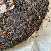 Load image into Gallery viewer, 2006 JingLong "Yi Wu Zheng Shan - Qiao Mu" (Yiwu Mountain - Arbor) Cake 357g Puerh Raw Tea Sheng Cha