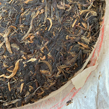 Load image into Gallery viewer, 2006 LiMing &quot;Qiao Mu Gong Rui&quot; (Tribute Arbor Tree - Bu Lang) Cake 357g Puerh Raw Tea Sheng Cha, Meng Hai.