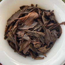 Charger l'image dans la galerie, 2005 LiMing "Zhen Pin - Ban Zhang & Yi Wu & Jing Mai " (Premium - Banzhang & Yiwu & Jingmai) Cake 357g Puerh Sheng Cha Raw Tea