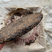 Load image into Gallery viewer, 1999 CNNP Puerh - LaoTongZhi "Hong Yin - Cai Fei - Dan Fei" (Red Mark - Cut Mark - Single Fei) Cake 380g Puerh Raw Tea Sheng Cha