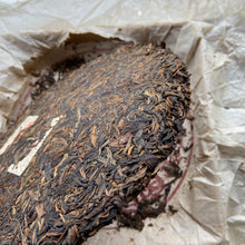 Load image into Gallery viewer, 1999 CNNP Puerh - LaoTongZhi "Hong Yin - Cai Fei - Dan Fei" (Red Mark - Cut Mark - Single Fei) Cake 380g Puerh Raw Tea Sheng Cha