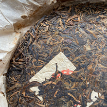 Load image into Gallery viewer, 1999 CNNP Puerh - LaoTongZhi "Hong Yin - Cai Fei - Dan Fei" (Red Mark - Cut Mark - Single Fei) Cake 380g Puerh Raw Tea Sheng Cha