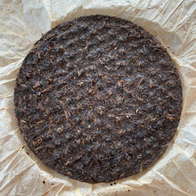 Laden Sie das Bild in den Galerie-Viewer, 2001 XiaGuan "8653" Iron Cake 357g Puerh Raw Tea Sheng Cha