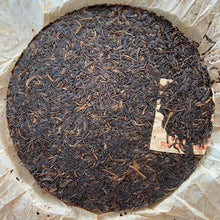 Laden Sie das Bild in den Galerie-Viewer, 2001 XiaGuan "8653" Iron Cake 357g Puerh Raw Tea Sheng Cha