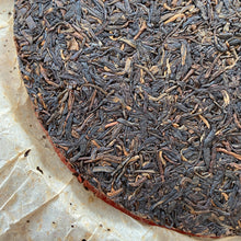 Laden Sie das Bild in den Galerie-Viewer, 2001 XiaGuan "8653" Iron Cake 357g Puerh Raw Tea Sheng Cha