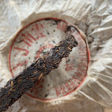 Laden Sie das Bild in den Galerie-Viewer, 2001 XiaGuan "8653" Iron Cake 357g Puerh Raw Tea Sheng Cha