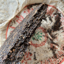 Laden Sie das Bild in den Galerie-Viewer, 2001 XiaGuan "8653" Iron Cake 357g Puerh Raw Tea Sheng Cha