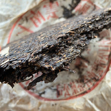 Laden Sie das Bild in den Galerie-Viewer, 2001 XiaGuan "8653" Iron Cake 357g Puerh Raw Tea Sheng Cha