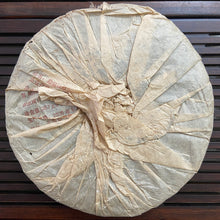 Charger l'image dans la galerie, 2005 LaoManEr "Yue Jiu Yue Chun - Ban Zhang - Zao Chun Jin Ya" (The Older The Better - Banzhang - Early Spring Golden Bud) 357g Puerh Sheng Cha Raw Tea