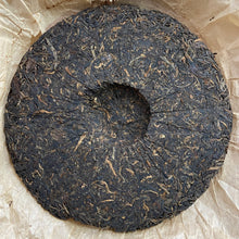 Load image into Gallery viewer, 2005 LaoManEr &quot;Yue Jiu Yue Chun - Ban Zhang - Zao Chun Jin Ya&quot; (The Older The Better - Banzhang - Early Spring Golden Bud) 357g Puerh Sheng Cha Raw Tea