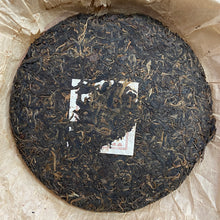 Load image into Gallery viewer, 2005 LaoManEr &quot;Yue Jiu Yue Chun - Ban Zhang - Zao Chun Jin Ya&quot; (The Older The Better - Banzhang - Early Spring Golden Bud) 357g Puerh Sheng Cha Raw Tea