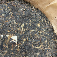 Load image into Gallery viewer, 2005 LaoManEr &quot;Yue Jiu Yue Chun - Ban Zhang - Zao Chun Jin Ya&quot; (The Older The Better - Banzhang - Early Spring Golden Bud) 357g Puerh Sheng Cha Raw Tea