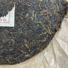Charger l'image dans la galerie, 2005 LaoManEr "Yue Jiu Yue Chun - Ban Zhang - Zao Chun Jin Ya" (The Older The Better - Banzhang - Early Spring Golden Bud) 357g Puerh Sheng Cha Raw Tea