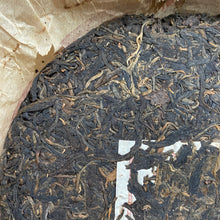 Charger l'image dans la galerie, 2005 LaoManEr "Yue Jiu Yue Chun - Ban Zhang - Zao Chun Jin Ya" (The Older The Better - Banzhang - Early Spring Golden Bud) 357g Puerh Sheng Cha Raw Tea