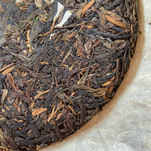 Charger l'image dans la galerie, 2005 TuLinFengHuang "Wu Liang Shan - Lao Shu Chun Cha" (Wuliang Mountain - Spring Old Tree) Cake 357g Puerh Raw Tea Sheng Cha
