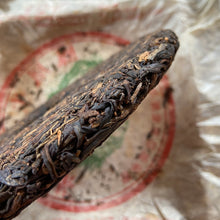 Charger l'image dans la galerie, 2005 TuLinFengHuang "Wu Liang Shan - Lao Shu Chun Cha" (Wuliang Mountain - Spring Old Tree) Cake 357g Puerh Raw Tea Sheng Cha
