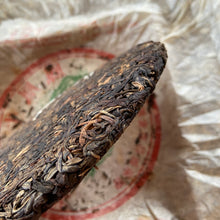 Load image into Gallery viewer, 2005 TuLinFengHuang &quot;Wu Liang Shan - Lao Shu Chun Cha&quot; (Wuliang Mountain - Spring Old Tree) Cake 357g Puerh Raw Tea Sheng Cha