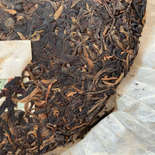 Load image into Gallery viewer, 2006 XingHai &quot;Pu Er Wang - Ban Zhang - Qiao Mu&quot; (King Puerh - Banzhang - Arbor) Cake 357g Puerh Raw Tea Sheng Cha