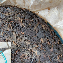 Load image into Gallery viewer, 2010 JingLong "Yi Wu Shan Yun- Qiao Mu" (Yiwu Mountain Flavor - Arbor) Cake 357g Puerh Raw Tea Sheng Cha