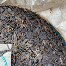 Load image into Gallery viewer, 2010 JingLong &quot;Yi Wu Shan Yun- Qiao Mu&quot; (Yiwu Mountain Flavor - Arbor) Cake 357g Puerh Raw Tea Sheng Cha