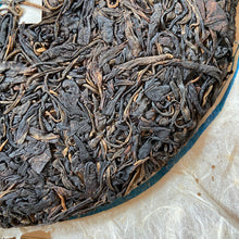 Load image into Gallery viewer, 2010 JingLong &quot;Yi Wu Shan Yun- Qiao Mu&quot; (Yiwu Mountain Flavor - Arbor) Cake 357g Puerh Raw Tea Sheng Cha