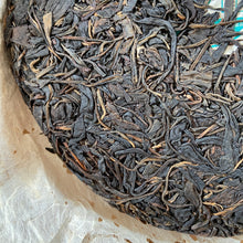 Load image into Gallery viewer, 2010 JingLong &quot;Yi Wu Shan Yun- Qiao Mu&quot; (Yiwu Mountain Flavor - Arbor) Cake 357g Puerh Raw Tea Sheng Cha